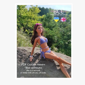 Puede incluir: Muñeca con un traje de baño azul tejido, sentada en una roca. El texto dice: "PDF Crochet Pattern 'Blue swimsuit' (for 11,5 Inch doll or similar dolls (29 cm), 1/6 scale)". Fondo verde.