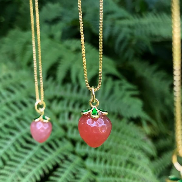 Cadeau d'anniversaire avec collier fraise en cristal | Mini bijoux en argent sterling rempli d'or 14 carats. Joli cadeau pour elle | Livré dans un emballage cadeau !