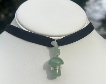 Grüner Aventurin Pilz Choker aus Samt. Mushroomcore Schmuck Geschenke. Grüne Elfenkern-Halskette