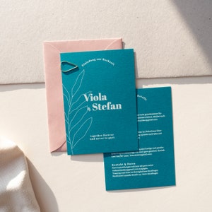 Einladungskarten für Hochzeit mit minimalistischer Pflanzen-Illustration auf petrol Papier mit weißer Schrift