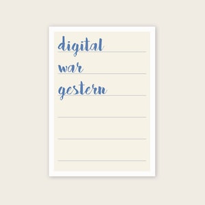 Könnte beinhalten: Ein weißer, linierter Notizblock mit den Worten "digital war gestern" in blauer Kursivschrift.