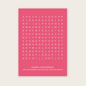 Könnte beinhalten: Ein rosa Wortsuchrätsel mit einem Buchstabenraster. Der Text unten lautet "GIESSEN WÖRTERRÄTSEL TESTE DEIN MANISCH UND FINDE DIE FÜNFZEHN WÖRTER". Das Rätsel befindet sich auf einem hellbeigen Hintergrund.
