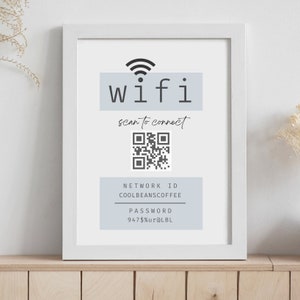 Może przedstawiać: Biały wydruk w ramie z niebieskim tłem. Wydruk zawiera symbol wifi, słowo "wifi" w czarnym tekście i słowa "scan to connect" w czarnym tekście kursywą. Pod tekstem znajduje się czarno-biały kod QR. Pod kodem QR znajduje się tekst "NETWORK ID COOLBEANSCOFFEE" i "PASSWORD 947%$uraLBL".