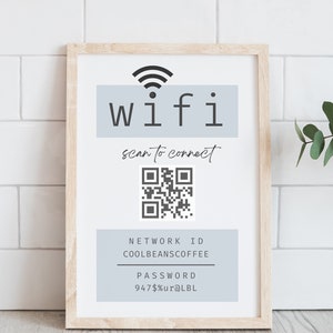 Könnte beinhalten: Ein gerahmtes Schild mit hellblauem Hintergrund und dem Wort "wifi" in schwarzer Schrift. Das Schild enthält auch einen QR-Code, die Netzwerk-ID "COOLBEANSCOFFEE" und das Passwort "947%uraLBL".