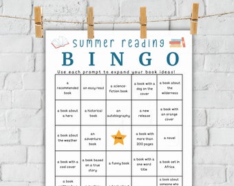 Pode incluir: Um cartão de bingo de leitura de verão com prompts para diferentes tipos de livros. O quadrado do centro diz "grátis". A parte inferior do cartão diz "Assim que você atingir BINGO, seu prêmio é___."