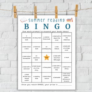 Op de afbeelding: Een zomerlezing bingo-kaart met prompts voor verschillende soorten boeken. Het middelste vakje zegt "gratis". De onderkant van de kaart zegt "Zodra je BINGO hebt bereikt, is je prijs___."