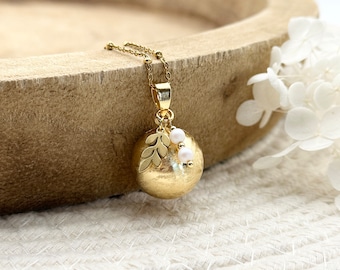 Delicate pregnancy bola with leaf and small pearls