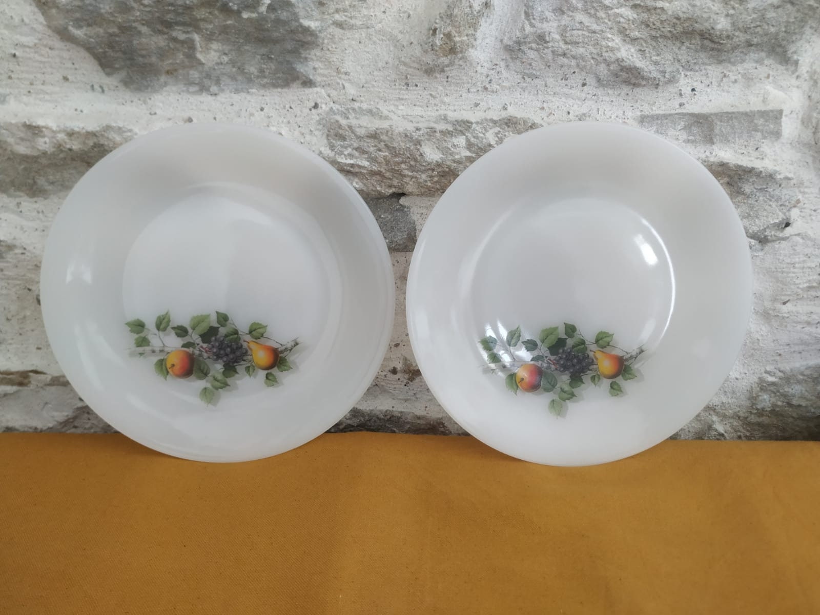 Lot de 2 Assiettes , Motif Fruits.