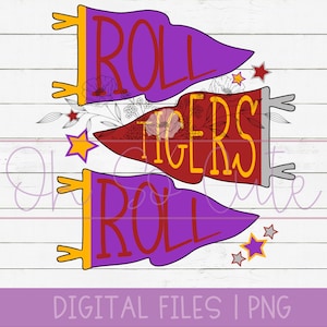 Peut inclure: Trois fanions avec les mots "ROLL TIGERS ROLL" en violet et or. Le drapeau du milieu est rouge avec le mot "TIGERS" en or. Des étoiles et des motifs floraux sont dispersés autour des drapeaux. Le bas de l'image indique "DIGITAL FILES | PNG".