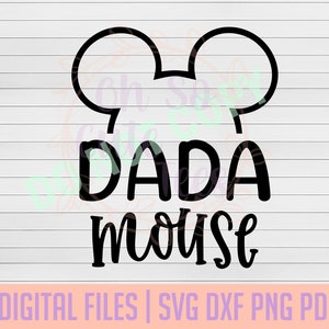 Könnte beinhalten: Schwarzweißes digitales Design mit einem Paar Mickey Mouse Ohren und dem Text "Dada Mouse".
