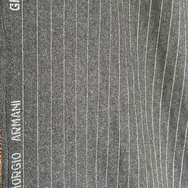 Giorgio Armani Cashmere / Wolle Stoff Made in Italy, für Anzug, grau mit weißen Linien (Reihen)