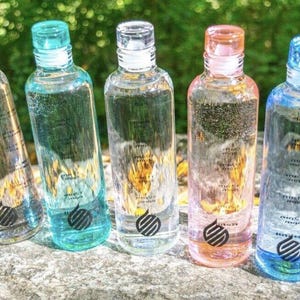 Botella de agua de vidrio con marcador de tiempo