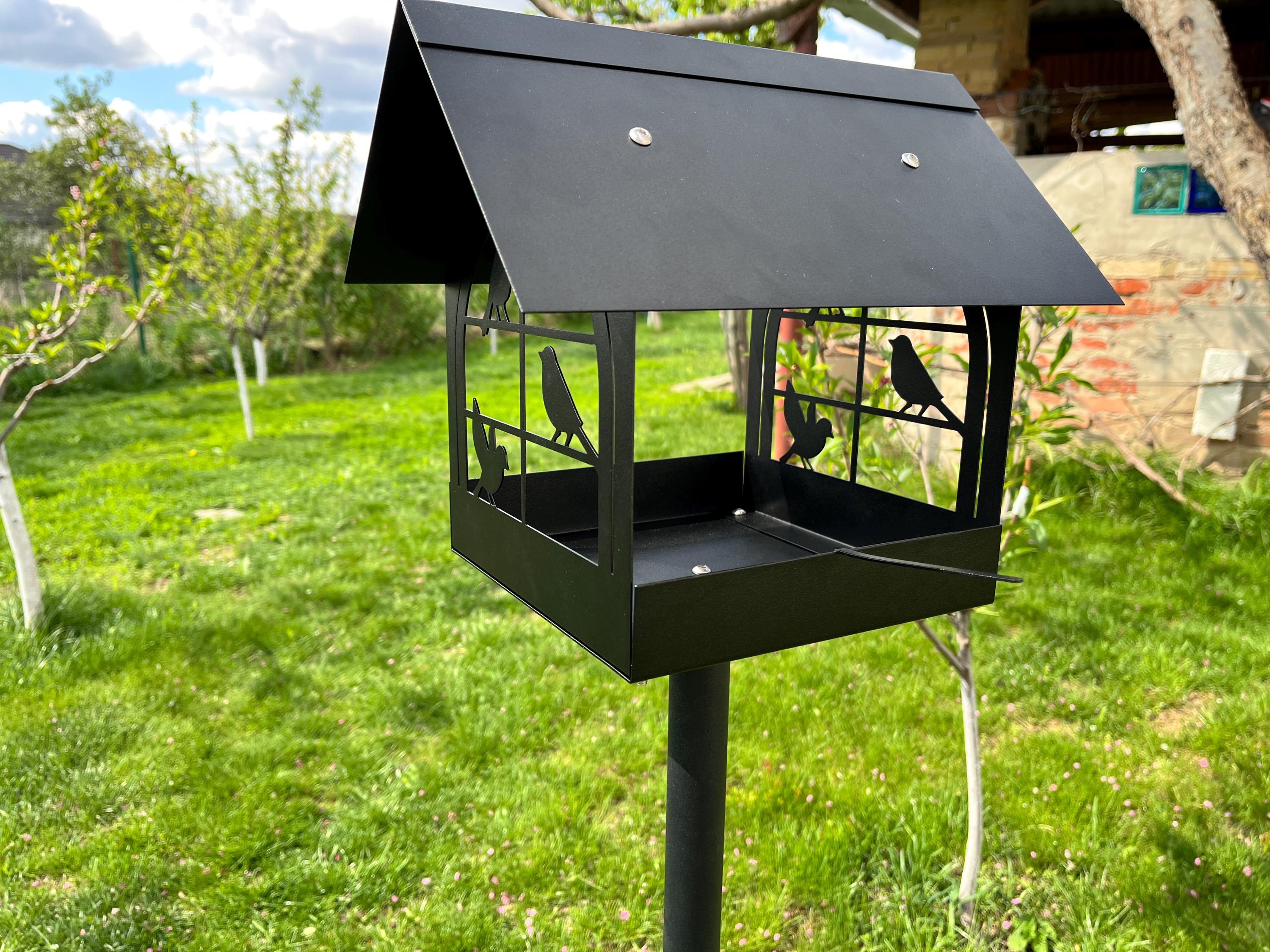Vogelhuisje van robuust metaal met mast en haak, vrijstaand, voor het aantrekken van wilde vogels, 232 cm hoog