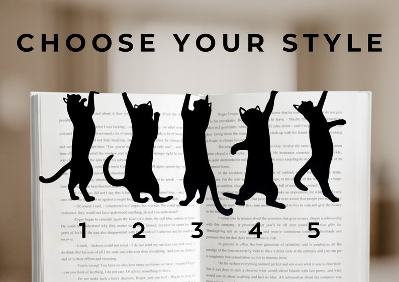 Pu&ograve; includere: Cinque fermacarte in metallo a forma di gatto nero in diverse pose. I fermacarte sono posizionati su un libro con i numeri 1, 2, 3, 4 e 5 visibili sulle pagine.