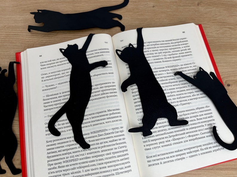 Pu&ograve; includere: Un set di segnalibri a forma di gatto nero. I segnalibri sono realizzati in un materiale spesso e resistente e sono perfetti per segnare il tuo posto in un libro. I segnalibri sono di diverse dimensioni e forme, e sono tutti molto dettagliati.