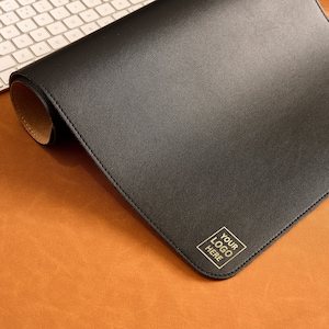 Leder-Logo-Schreibtischmatte - Maus und Tastatur, Ästhetische Schreibtischdekoration, Wasserdichte Unterlage, Büro-Tech-Zubehör, Geschenk für Ihn