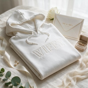 Wifey Hoodie mit Stickerei | Personalisierter Hoodie, Sweatshirt oder T-Shirt für Braut & Ehefrau