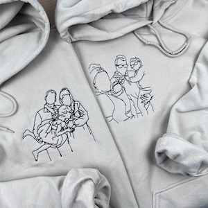 Bestickter Familien Hoodie Personalisiertes Sweatshirt perfekt als Geschenk Line Art Foto Geburtstagsgeschenk Familienfoto Bild 1