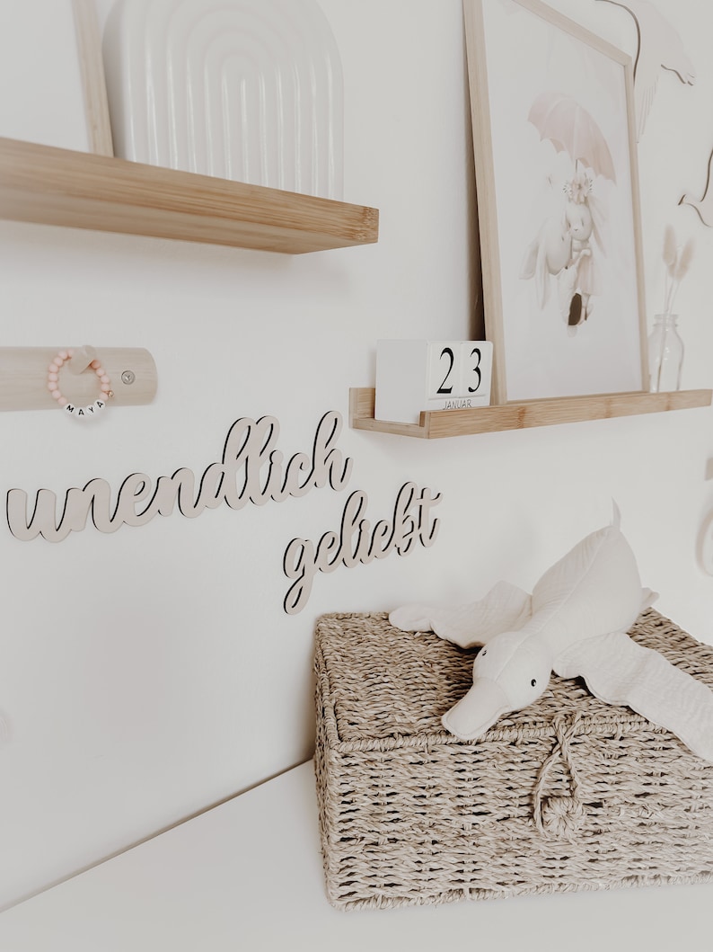 unendlich geliebt Schriftzug aus Holz, 3D Wandtattoo, Wanddekoration für Kinder und Babyzimmer Bild 2