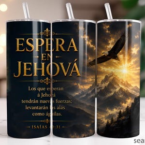 May include: A cylindrical tumbler with a clear straw featuring a dark background, a golden eagle flying over snow-capped mountains at sunrise, and the Spanish text "ESPERA EN JEHOVÁ" followed by the verse "Los que esperan á Jehová tendrán nuevas fuerzas; levantarán las alas como águilas. ISAÍAS 40:31."