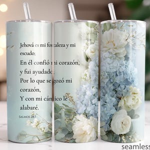 Könnte beinhalten: Ein Edelstahlbecher mit einem Blumendesign mit weißen und blauen Blumen. Der Becher hat einen durchsichtigen Strohhalm und den Text "Jehová es mi fortaleza y mi escudo" auf Spanisch. Das Wort "seamless" steht unten.