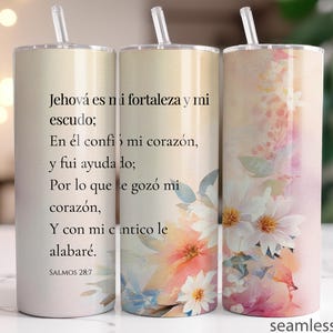 Könnte beinhalten: Drei Edelstahlbecher mit durchsichtigen Strohhalmen. Die Becher haben ein florales Aquarelldesign in Rosa-, Orange- und Weißtönen. Ein Becher hat Text auf Spanisch. Das Wort "seamless" steht unten.