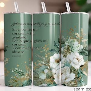 Könnte beinhalten: Ein grüner Becher mit floralem Design und dem Text "Jehová es mi fortaleza y mi escudo" in schwarzer Schrift. Der Becher hat weiße Blumen, goldene Akzente und einen durchsichtigen Strohhalm.