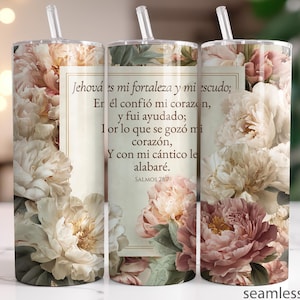 Könnte beinhalten: Ein floraler Becher mit Strohhalm. Das Design zeigt cremefarbene, rosa und burgunderfarbene Pfingstrosen. Der Text auf Spanisch lautet "Jehová es mi fortaleza y mi escudo;..." und "SALMOS 28:7". Das Wort "seamless" steht unten.