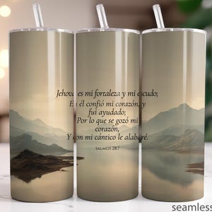 Könnte beinhalten: Eine weiße Keramik-Tasse mit schwarzem Henkel und dem Text "But First, Coffee" in fetter, schwarzer Schrift. Die Tasse steht vor einem verschwommenen Hintergrund, der eine gemütliche Umgebung andeutet.