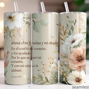Könnte beinhalten: Drei isolierte Becher mit Blumendesigns und Text. Die Becher haben einen cremefarbenen Hintergrund mit Aquarellblumen in Weiß und Pfirsich. Der Text lautet "Jehová es mi fortaleza y mi escudo;" und "SALMOS 28:7". Jeder Becher hat einen durchsichtigen Strohhalm.