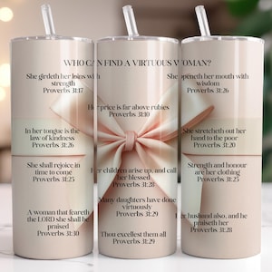 Op de afbeelding: Drie beige geïsoleerde bekers met deksels en rietjes, met een lichtroze strikdesign en tekst uit Spreuken 31. De tekst bevat zinnen als "Wie kan een deugdzame vrouw vinden?" en "Zij opent haar mond met wijsheid."