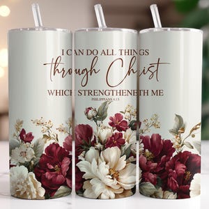 Może przedstawiać: Zestaw trzech kubków ze stali nierdzewnej z kwiatowymi wzorami i napisem "I can do all things through Christ which strengtheneth me". Kubki mają kremowe tło z bordowymi i białymi kwiatami.