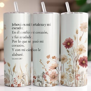 Könnte beinhalten: Drei weiße Edelstahlbecher mit Blumendesigns und spanischem Text. Die Becher haben einen hellblauen Hintergrund mit Illustrationen von rosa, beige und braunen Blumen. Jeder Becher ist mit einem durchsichtigen Strohhalm ausgestattet.