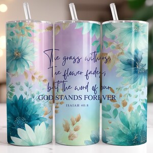 Puede incluir: Tres vasos de acero inoxidable con diseños florales y pajitas. Los vasos presentan un diseño de acuarela con flores turquesas y blancas, hojas verdes y el texto "La hierba se seca, la flor se marchita; pero la palabra de nuestro DIOS permanece para siempre" de Isaías 40:8.