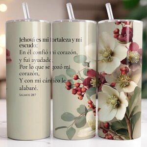 Könnte beinhalten: Drei isolierte Becher mit transparenten Strohhalmen. Die Becher sind mit einem Blumendesign mit weißen und burgunderfarbenen Blumen, grünen Blättern und roten Beeren verziert. Text auf Spanisch ist auf der Seite aufgedruckt.