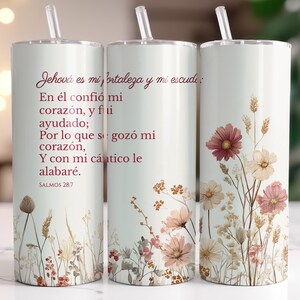 Könnte beinhalten: Weißer Becher mit floralem Design und Strohhalm. Der Becher zeigt ein Zitat auf Spanisch und eine botanische Illustration von Blumen und Weizenähren in Rosa-, Beige- und Brauntönen. Der Text lautet "Jehová es mi fortaleza y mi escudo".