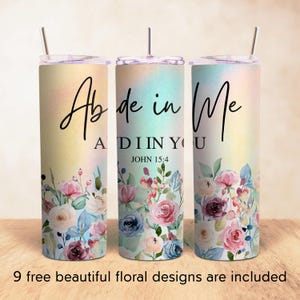 Op de afbeelding: Drie roestvrijstalen bekers met een bloemenontwerp en de tekst "Abide in Me" en "A DIINYU JOHN 15:4".