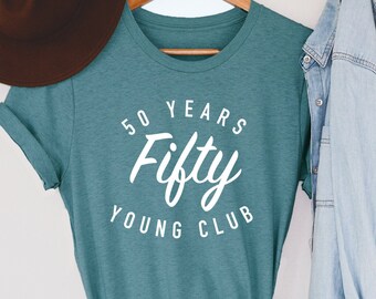 Vijftig jaar jonge club, 50e verjaardag T-shirt vrouwen, cadeau voor 50e verjaardag vrouw, schattig 50e verjaardag shirt, 50e bday cadeaus voor vrouwen