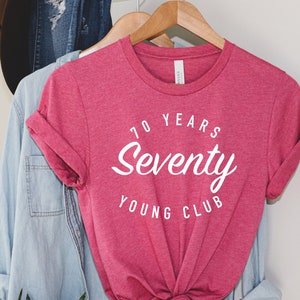 Zeventig jaar jonge club, 70e verjaardag T-shirt vrouwen, cadeau voor 70e verjaardag vrouw, schattig 70e verjaardag shirt, 70e bday cadeaus voor vrouwen