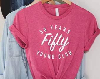 Vijftig jaar jonge club, 50e verjaardag T-shirt vrouwen, cadeau voor 50e verjaardag vrouw, schattig 50e verjaardag shirt, 50e bday cadeaus voor vrouwen