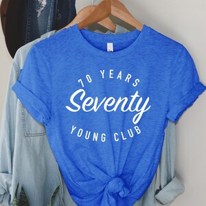 Zeventig jaar jonge club, 70e verjaardag T-shirt vrouwen, cadeau voor 70e verjaardag vrouw, schattig 70e verjaardag shirt, 70e bday cadeaus voor vrouwen
