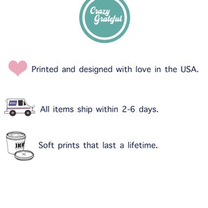 Op de afbeelding: Een turquoise cirkel met de tekst "Crazy Grateful" in wit. Onder de cirkel bevinden zich drie pictogrammen: een roze hart, een postwagen en een koffiebeker met deksel. De tekst "Printed and designed with love in the USA." staat onder het hart. De tekst "All items ship within 2-6 days." staat onder de postwagen. De tekst "Soft prints that last a lifetime." staat onder de koffiebeker.