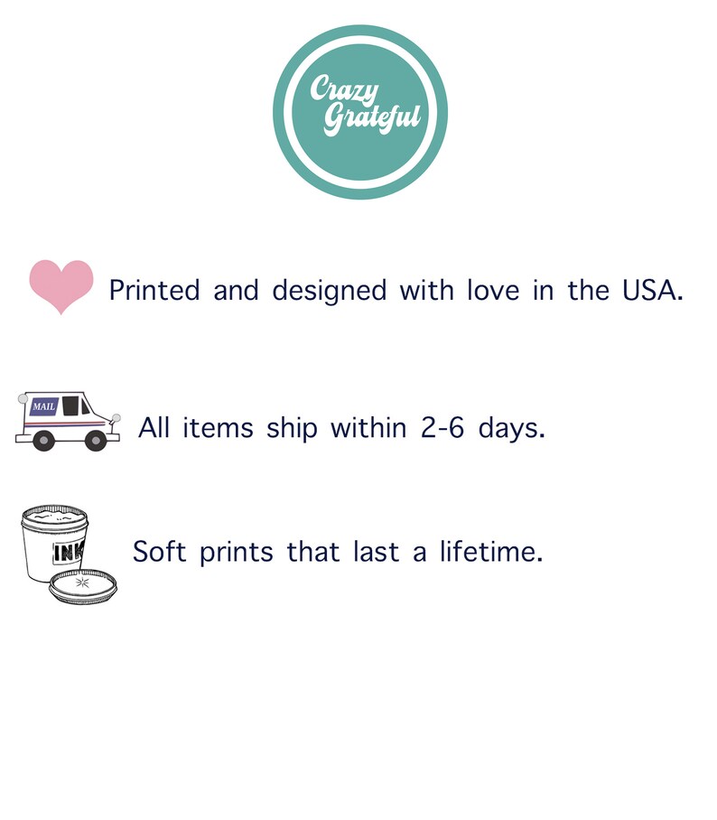 Op de afbeelding: Een turquoise cirkel met de tekst "Crazy Grateful" in wit. Onder de cirkel bevinden zich drie pictogrammen: een roze hart, een postwagen en een koffiebeker met deksel. De tekst "Printed and designed with love in the USA." staat onder het hart. De tekst "All items ship within 2-6 days." staat onder de postwagen. De tekst "Soft prints that last a lifetime." staat onder de koffiebeker.