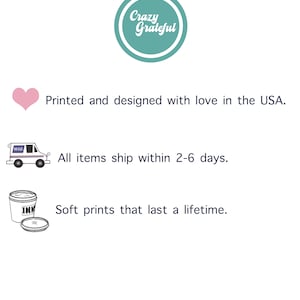 Op de afbeelding: Een turquoise cirkel met de tekst "Crazy Grateful" in wit. Onder de cirkel bevinden zich drie pictogrammen: een roze hart, een postwagen en een koffiebeker met deksel. De tekst "Printed and designed with love in the USA." staat onder het hart. De tekst "All items ship within 2-6 days." staat onder de postwagen. De tekst "Soft prints that last a lifetime." staat onder de koffiebeker.