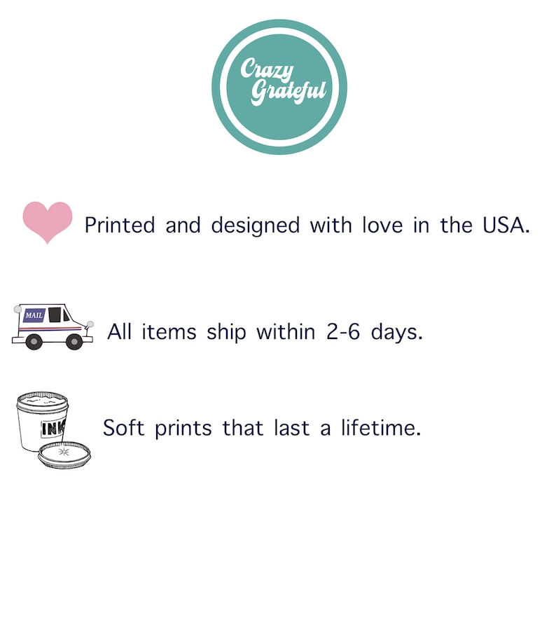 Op de afbeelding: Een turquoise cirkel met de tekst "Crazy Grateful" in wit. Onder de cirkel bevinden zich drie pictogrammen: een roze hart, een postwagen en een koffiebeker met deksel. De tekst "Printed and designed with love in the USA." staat onder het hart. De tekst "All items ship within 2-6 days." staat onder de postwagen. De tekst "Soft prints that last a lifetime." staat onder de koffiebeker.