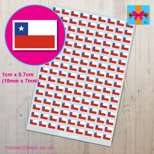 Op de afbeelding: Een vel met 100 kleine stickers met de vlag van Chili. Elke sticker is 1 cm bij 0,7 cm, of 10 mm bij 7 mm. De vlag is blauw, wit en rood met een witte ster in de blauwe kanton.