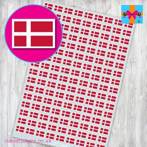 Könnte beinhalten: Eine Bogen mit Aufklebern mit der Flagge Dänemarks. Der Bogen ist weiß mit einem Raster aus roten und weißen dänischen Flaggen.
