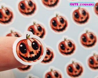 Peut inclure: Une feuille d'autocollants ronds représentant une citrouille de dessin animé avec un large sourire et de grands yeux. La citrouille est orange et a une tige verte. Les autocollants sont blancs et ont une finition brillante.