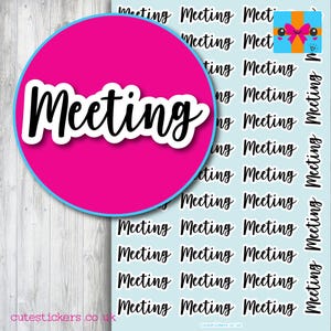 Peut inclure: Feuille d'autocollants avec le mot "Meeting" en noir, en écriture cursive. Le mot est dans un cercle rose vif avec un contour bleu. Le fond est bleu clair avec plusieurs autocollants "Meeting".