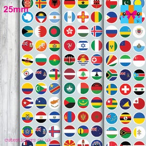 Peut inclure: Feuille d'autocollants ronds de 25 mm représentant divers drapeaux nationaux. Les autocollants sont disposés en grille sur un fond gris clair. Les drapeaux sont colorés et représentent des pays du monde entier. Le texte "cutestickers.co.uk" est visible.